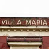 Chiude il prospetto, in alto, la bianca scritta "Villa Maria"
